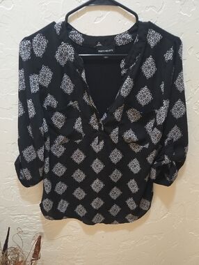 Fortune + Ivy Black Printed V-Neck Blouse
